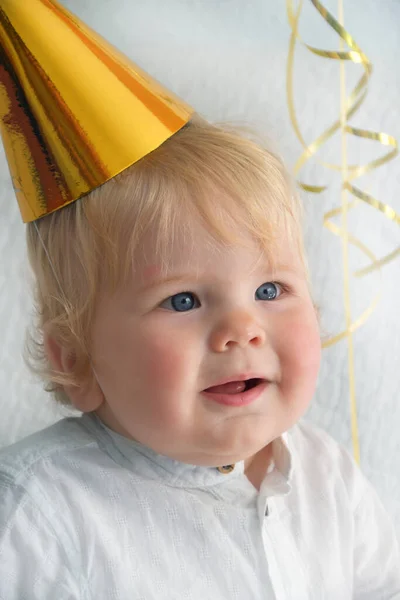 Счастливого Маленького Мальчика Празднующего Свой Первый Год Рождения Портрет Крупного — стоковое фото