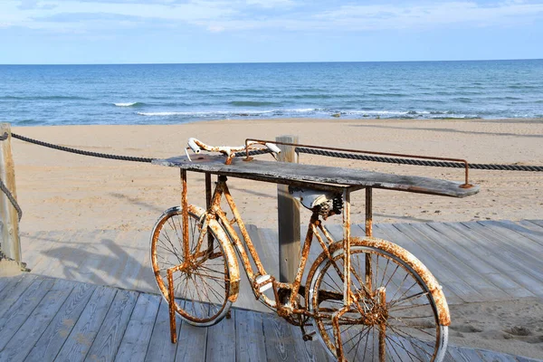 Rusty Cyklistické Dekorace Moře Pláž Mata Španělsko — Stock fotografie