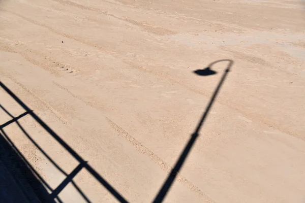 ビーチの砂の上にランタンの影 — ストック写真