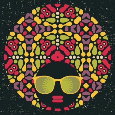 garip desen saçlı siyah baş kadın.