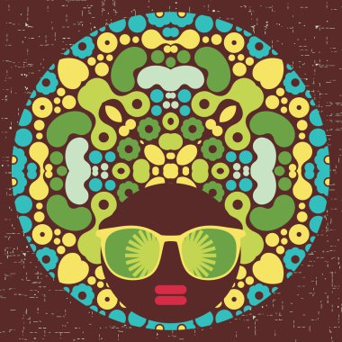 garip desen saçlı siyah baş kadın.