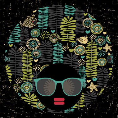 garip desen saçlı siyah baş kadın.