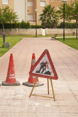 yapım aşamasında yol levhası.