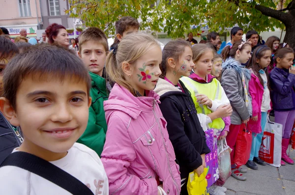 Kinderen met beschilderde gezichten. — Stockfoto