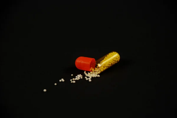 Immagine di una pillola che mostra il contenuto interno — Foto Stock