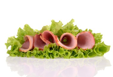 yeşil salata, beyaz bir arka plan üzerinde izole jambon dilimleri