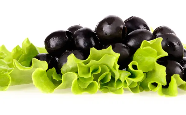 Azeitonas pretas em salada verde — Fotografia de Stock