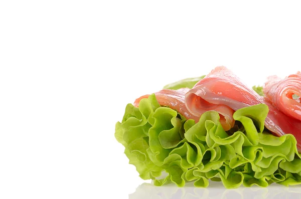 Skiveskåret laksefisk på grøn salat - Stock-foto