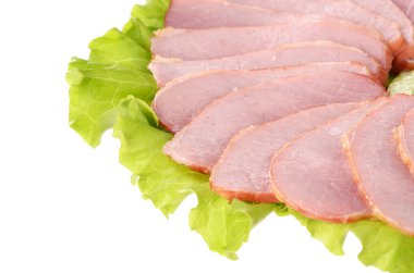 yeşil salata üzerine jambon dilimleri