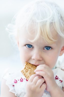 портрет прекрасна дівчинка дитини з тортом у руці