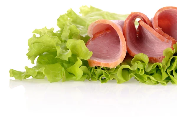 Fette di prosciutto su insalata verde — Foto Stock