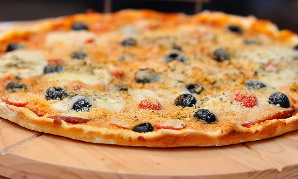 Pizza with ham, pepper, tomato and olives — Stock Photo, Image