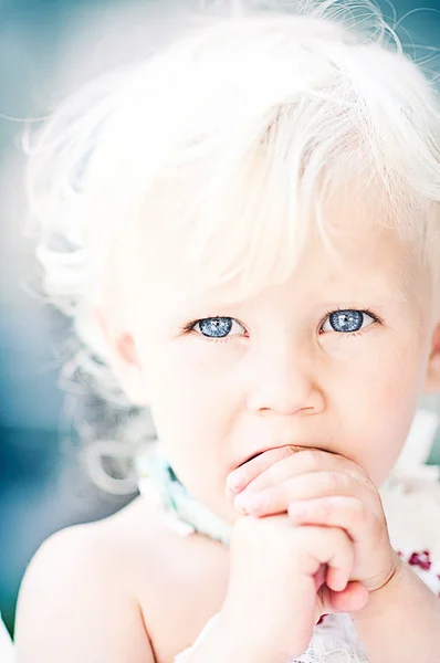 Portrait de belle petite fille aux yeux bleus incroyables — Photo