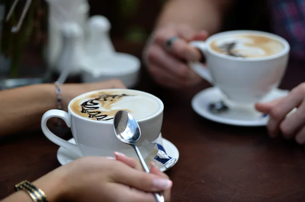 Cappuccino ou café com leite em xícara branca — Fotografia de Stock
