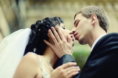 Düğün çift öpüşme