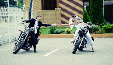 bir motosiklet üzerinde oturan Düğün çifti