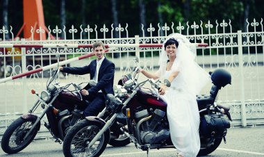 bir motosiklet üzerinde oturan Düğün çifti