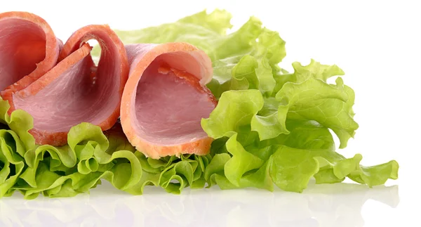 Fette di prosciutto su insalata verde, isolate su fondo bianco — Foto Stock