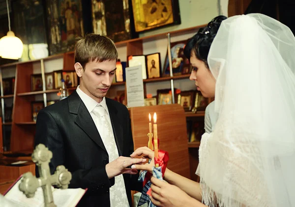 Bröllop par i en kyrka — Stockfoto