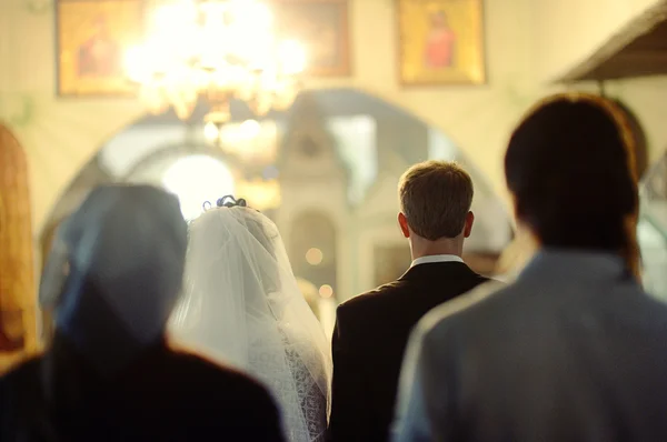 教会での結婚式のカップル — ストック写真