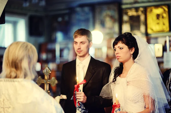 Bröllop par i en kyrka — Stockfoto