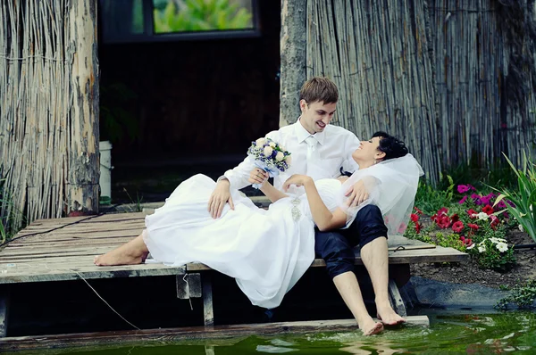 湖での結婚式のカップル — ストック写真