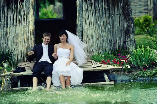 Pareja feliz boda en el lago — Foto de Stock