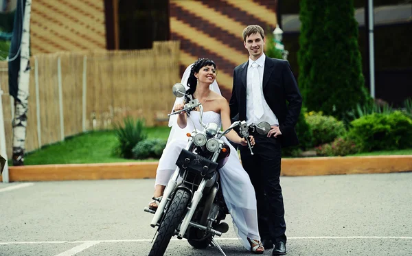 Ślub para siedzi na motorze — Zdjęcie stockowe