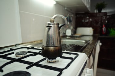 barco de pesca histórico en Puertobir gaz sobası üzerinde kahve kabı