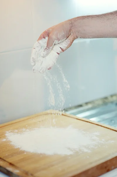 Homme mains pétrissant une pâte — Photo