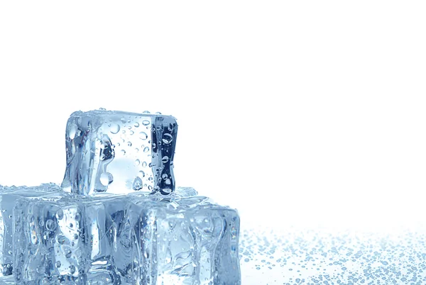 Glaçons avec des gouttes d'eau sur le fond blanc — Photo