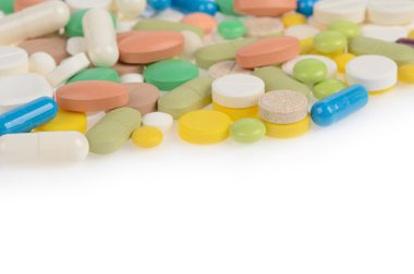 Beyaz arka plan üzerinde izole farklı hapları yığını