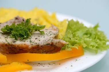 kavrulmuş domuz patates ile