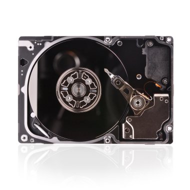 Beyaz arkaplanda izole edilmiş bir sabit disk