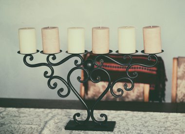 altı mumlarla masa örtüsü ile tabloda Vintage şamdan