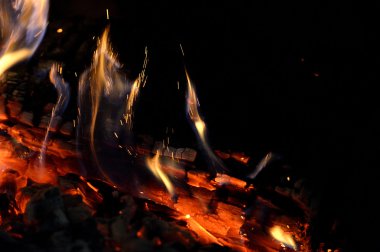 ahşap şömine yanıyor