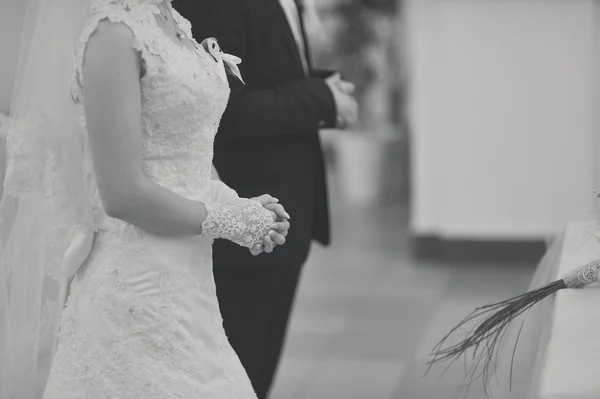 Brudparet i katolsk kyrka — Stockfoto