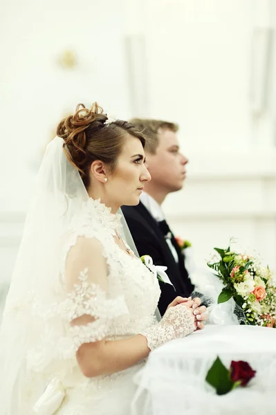 カトリック教会での結婚式のカップル — ストック写真