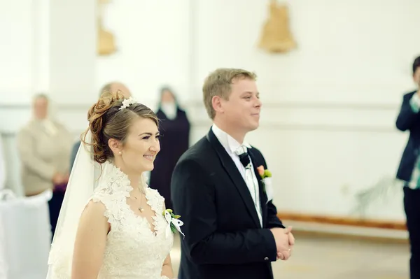 Wedding couple in the Catholic Church — Stock Photo, Image