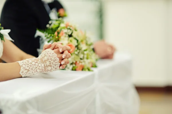 カトリック教会での結婚式のカップルの手 — ストック写真