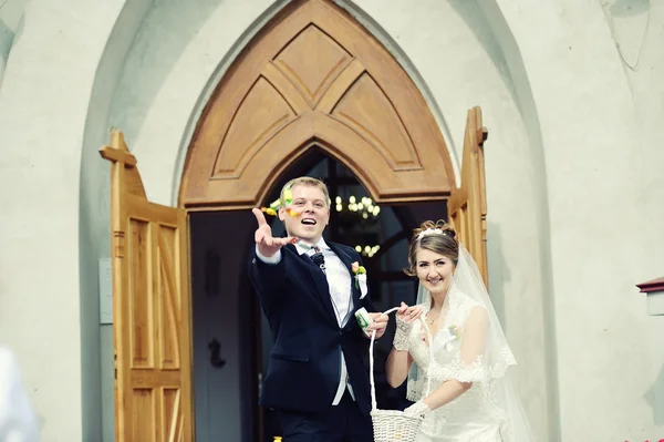 Wedding couple in the Catholic Church — Stock Photo, Image