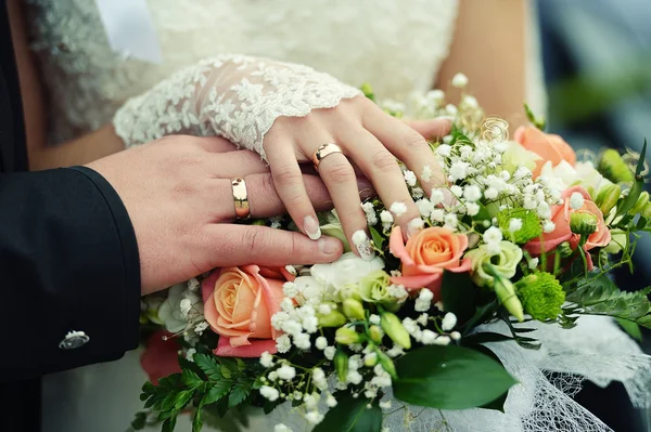 Mãos com anéis de casamento — Fotografia de Stock