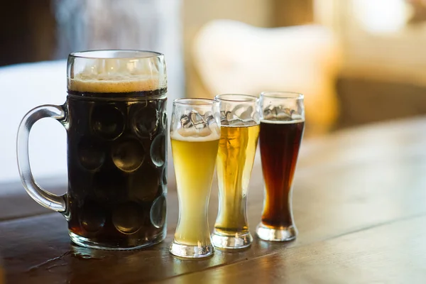 Różne typy piwa w pubie — Zdjęcie stockowe