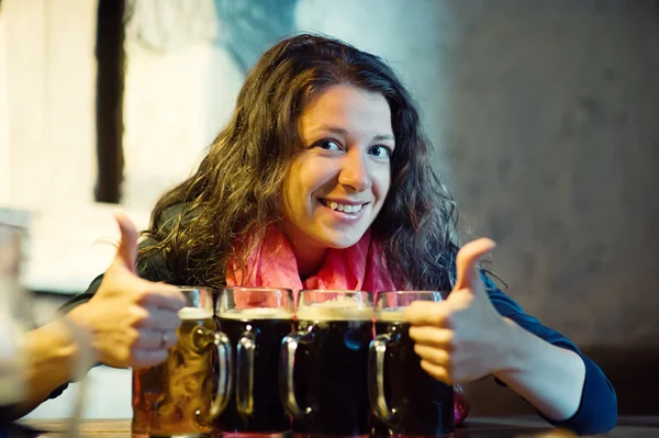 Dziewczyna z piwa w pubie — Zdjęcie stockowe