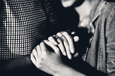 aşık genç bir çift eller