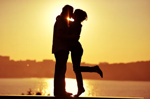 Casal no amor volta silhueta de luz no lago pôr-do-sol laranja — Fotografia de Stock