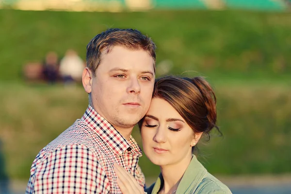 Jeune couple amoureux en plein air — Photo