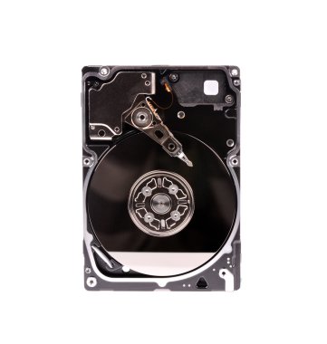 Beyaz arka plan üzerinde izole açık bilgisayar sabit disk