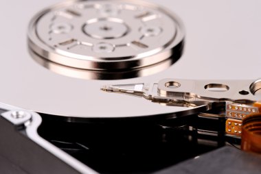 sabit disk yansıtma yüzeyi ve okuma yazma kafası