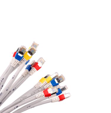 Beyaz arkasında izole renkli lan telekomünikasyon kablo rj45